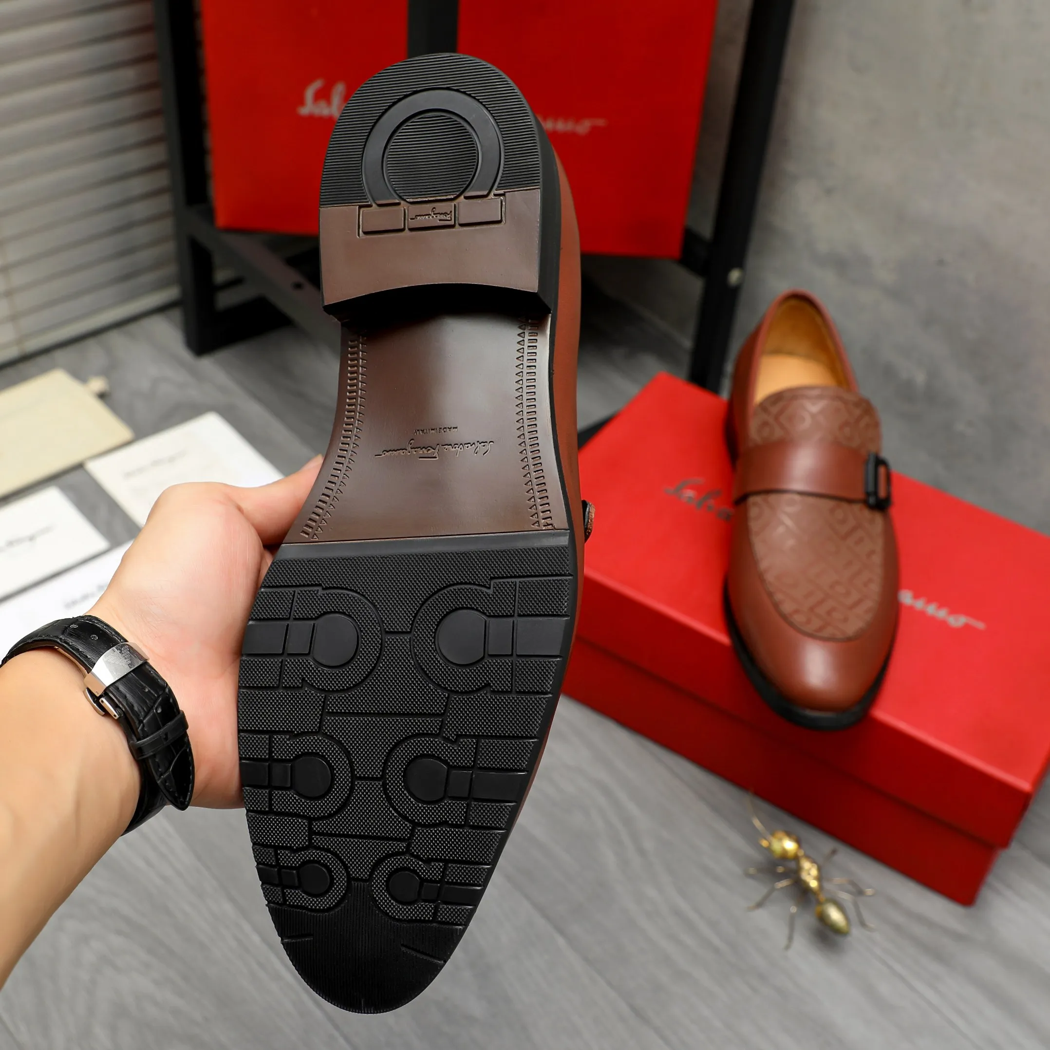 Men's men's shoes💰460 Product trademark: Ferragamo "Ferragamo" business slip-on leather shoes Regular size: 39-44 Product materials: Selected high-quality cowhide upper, cowhide lining, original outsole